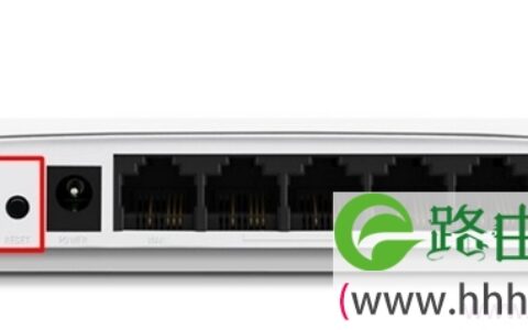 按住RESET按钮，把FW323R路由器恢复出厂设置