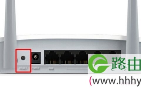 按住RESET按钮，把迅捷FW325R路由器恢复出厂设置