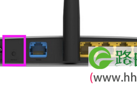 按住复位按钮，把TL-WR890N路由器恢复出厂设置