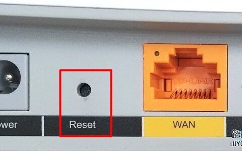 长按复位按键10秒左右的时间，把路由器恢复出厂设置