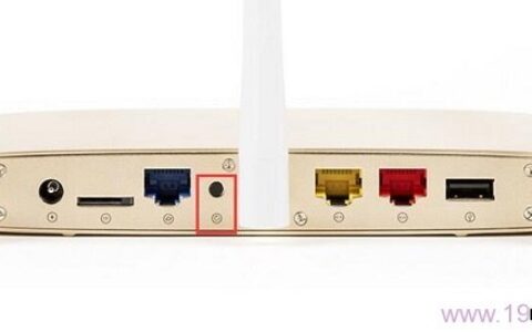 按住复位按钮，把极路由恢复出厂设置