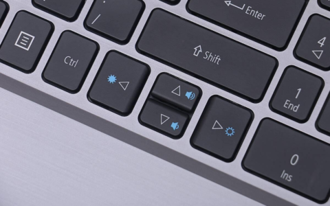 为什么电脑键盘打字母却变数字(为什么我的笔记本键盘字母变数字)