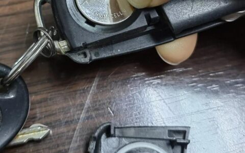 大众车钥匙没电了怎么换电池(汽车钥匙没电了怎么换电池)