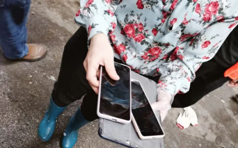 东莞女子误将电脑和手机当垃圾扔掉(把手机当垃圾扔了)