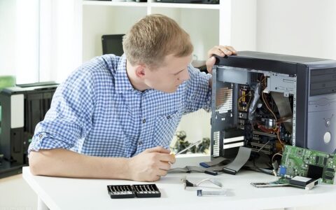 电脑开机后显示器没有反应(电脑开机之后显示器没有反应)