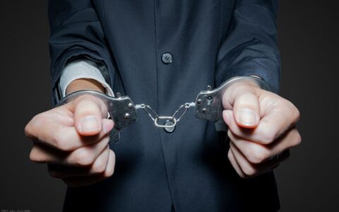 上海一男子离职未果持砖块砸坏公司7台电脑，不只是判刑那么简单