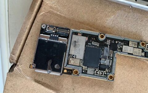 充电头被指自燃损坏手机(手机充电头被烧坏)