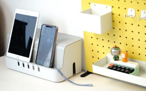 桌面电源线充电线杂乱无章(桌面电源线充电线杂乱无章怎么回事)