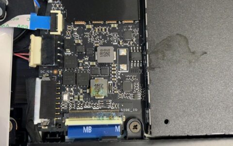 有意给正在运行的电脑键盘里倒水(笔记本电脑键盘倒水)