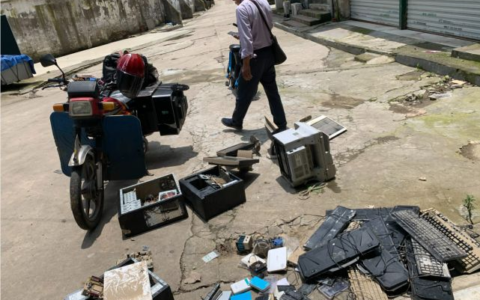 老实徒弟碰上不厚道的回收员，三台电脑才给50，朋友肺要气炸了